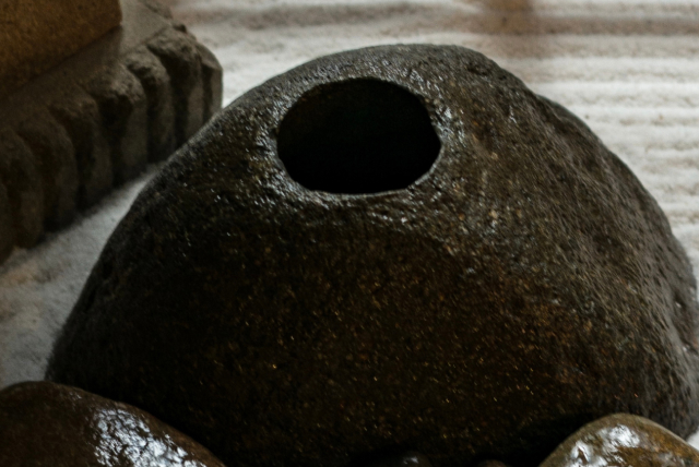 tsukubai (a stone washbasin)